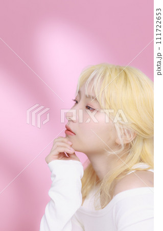 韓国風メイクをした若い女性 111722653