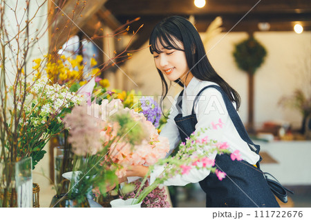 花屋の女性スタッフ 111722676