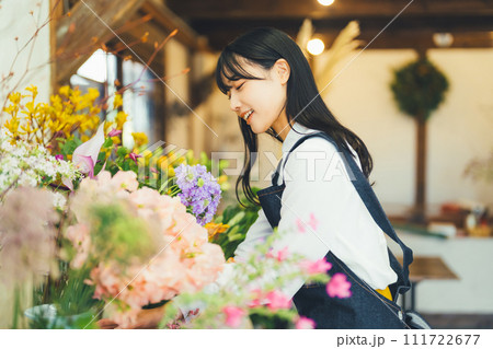花屋の女性スタッフ 花屋の女性スタッフ 111722677