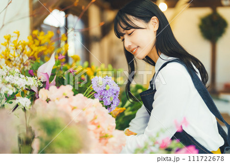 花屋の女性スタッフ 花屋の女性スタッフ 111722678