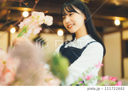 花屋の女性スタッフ 111722682