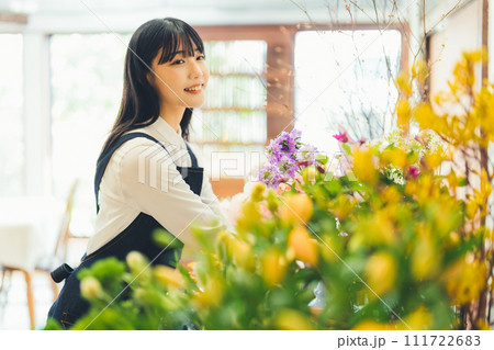 花屋の女性スタッフ 111722683