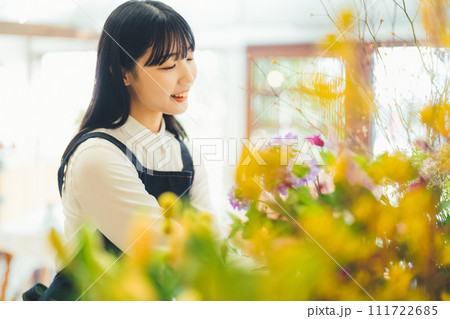 花屋の女性スタッフ 111722685