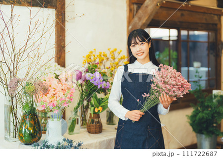 花屋の女性スタッフ 花屋の女性スタッフ 111722687
