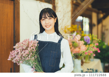 花屋の女性スタッフ 111722688
