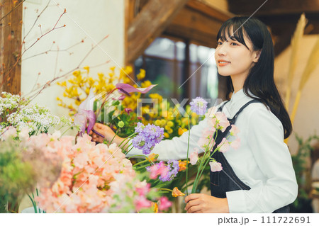 花屋の女性スタッフ 111722691