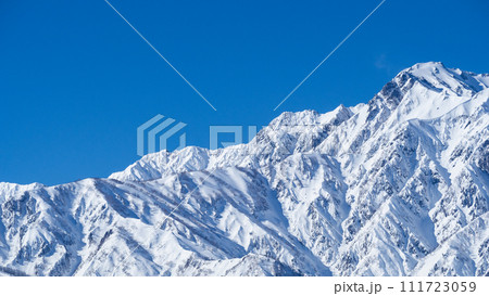 冬の白馬村　冠雪した北アルプス 五竜岳 111723059