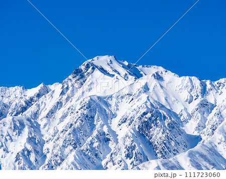 冬の白馬村　冠雪した北アルプス 五竜岳 111723060
