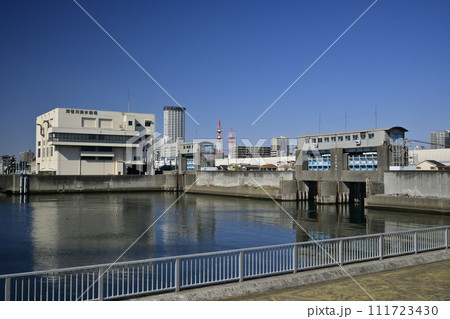 船橋港親水公園から見た海老川排水機場 111723430