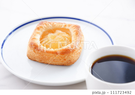 美味しそうなリンゴのデニッシュとコーヒーでおやつの時間 美味しそうなリンゴのデニッシュとコーヒーでおやつの時間 111723492