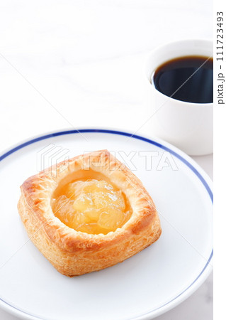 美味しそうなリンゴのデニッシュとコーヒーでおやつの時間 美味しそうなリンゴのデニッシュとコーヒーでおやつの時間 111723493