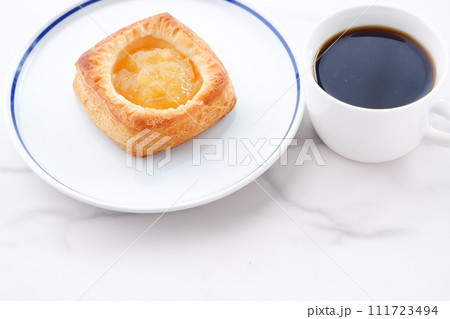 美味しそうなリンゴのデニッシュとコーヒーでおやつの時間 111723494