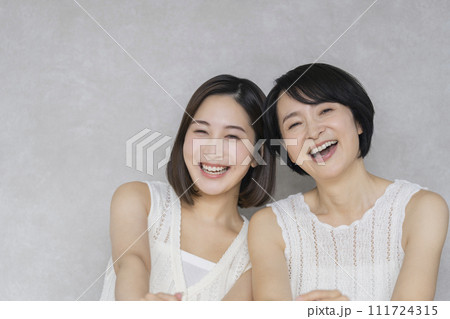 笑顔の20代と50代の女性　母娘イメージ　ポートレート 111724315