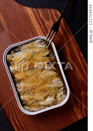 パン粉をかけて焼いたオイルサーディン パン粉をかけて焼いたオイルサーディン 111724938