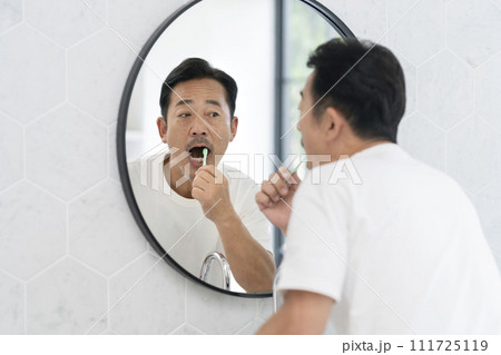 歯磨きをする50代の男性 111725119
