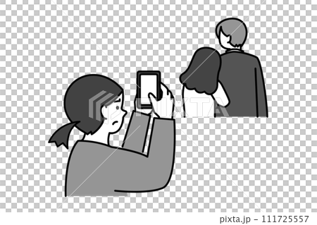 不倫の現場の写真をスマホで撮る女性のシンプルイラスト 不倫の現場の写真をスマホで撮る女性のシンプルイラスト 111725557