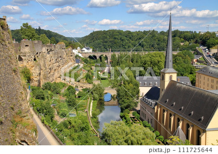 ベネルクスの一国ルクセンブルク大公国　世界文化遺産の首都　ボックの砲台とグルントのサンジャン教会 111725644