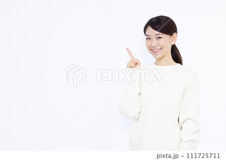 人差し指を立てる40代の女性 111725711