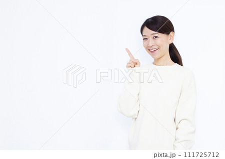 人差し指を立てる40代の女性 111725712