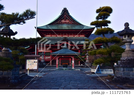 甲府市 甲斐善光寺の金堂(本堂)と常香炉 甲府市 甲斐善光寺の金堂(本堂)と常香炉 111725763