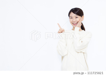 笑顔で人差し指を立てる40代の女性 111725821