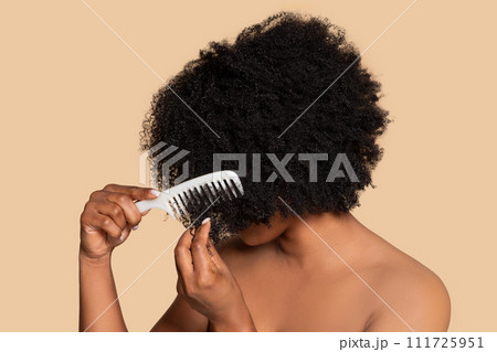 Hair care routine - detangling curly hair 111725951