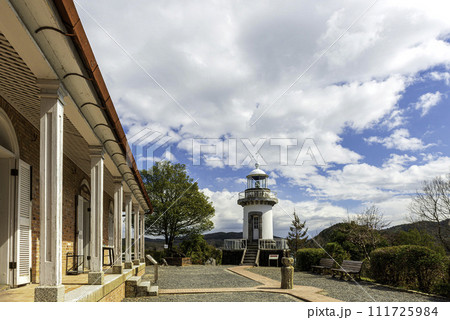 青空に映える洋風建築と灯台 111725984