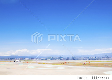 快晴の青空と福岡空港 111726254