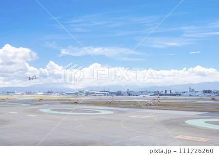快晴の青空と福岡空港 快晴の青空と福岡空港 111726260