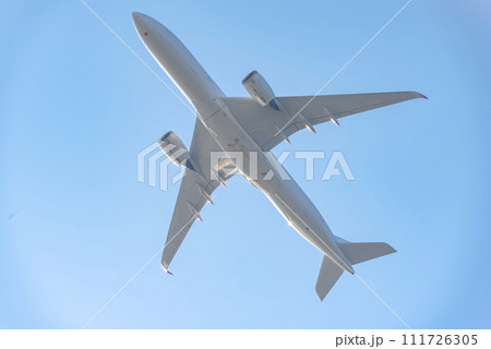 下から見た旅客機 111726305