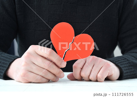 壊れたハートを持つ男性の手元 111726555