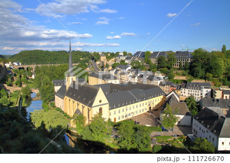 ベネルクスの一国ルクセンブルク大公国 世界文化遺産の首都の崖の上から望むグルントのサンジャン教会 ベネルクスの一国ルクセンブルク大公国 世界文化遺産の首都の崖の上から望むグルントのサンジャン教会 111726670