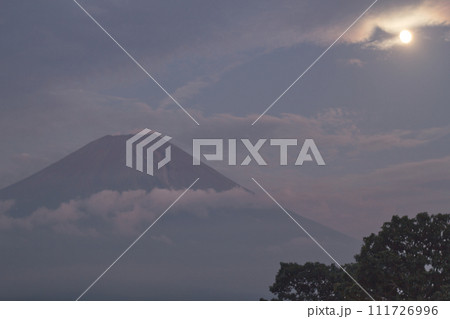 日本一の山、富士山の幻想的な朝焼け 日本一の山、富士山の幻想的な朝焼け 111726996