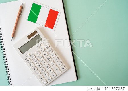 イタリアの国旗、電卓、ノート、ペン 111727277
