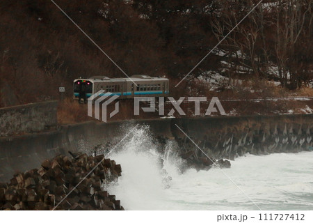 波しぶきの海岸を走る列車 波しぶきの海岸を走る列車 111727412