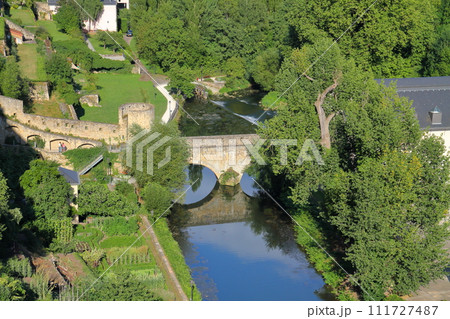 ベネルクスの一国ルクセンブルク大公国　世界文化遺産の首都の崖の上から望むグルント（低地）の景色 111727487
