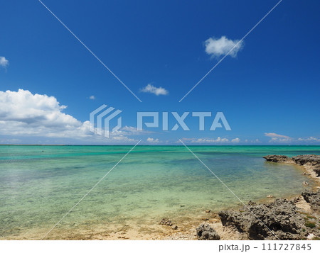 宮古島の絶景〜伊良部島のエメラルドグリーンに輝く美しい海〜 111727845