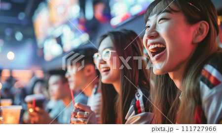 スポーツバーで試合を観戦する若者 スポーツバーで試合を観戦する若者 111727966