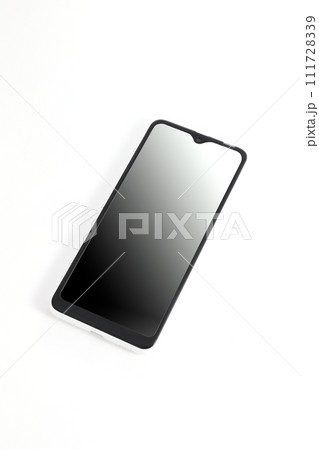 白い背景のスマートフォン 111728339