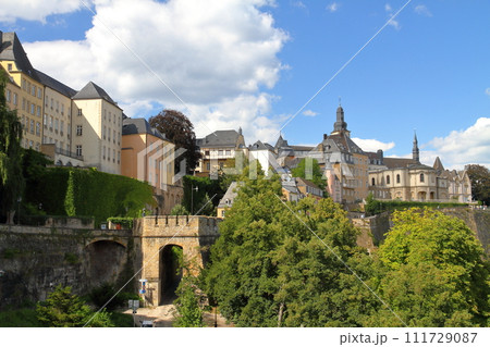 ベネルクスの一国ルクセンブルク大公国 世界文化遺産の首都の崖の上の街並み ベネルクスの一国ルクセンブルク大公国 世界文化遺産の首都の崖の上の街並み 111729087