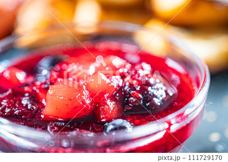 トーストとラズベリーソース 111729170