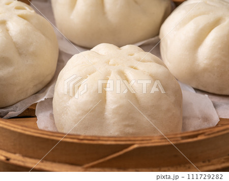 蒸籠に入った肉まんのアップ 蒸籠に入った肉まんのアップ 111729282