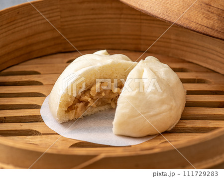 蒸籠に入った割った肉まんのアップ 蒸籠に入った割った肉まんのアップ 111729283