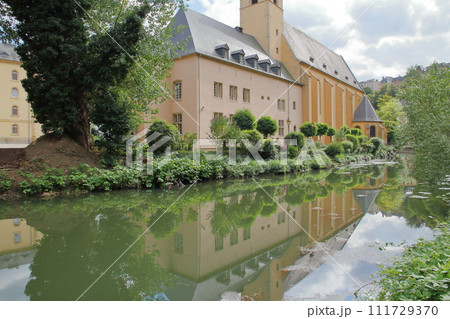 ベネルクスの一国ルクセンブルク大公国　世界文化遺産の首都　グルント（低地）のアルゼット川沿いの景色 111729370