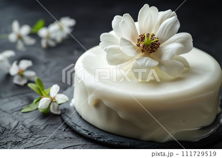 An exquisite cake featuring smooth white icing and a delicate, realistic sugar magnolia flower. Generative AI. 111729519