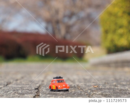 ミニカーのある風景 冬の公園とスバル360 ミニカーのある風景 冬の公園とスバル360 111729573
