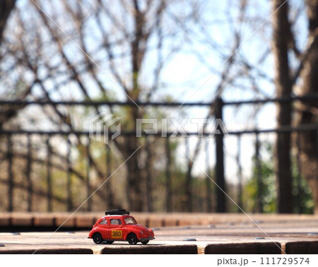 ミニカーのある風景 冬の公園とスバル360 ミニカーのある風景 冬の公園とスバル360 111729574