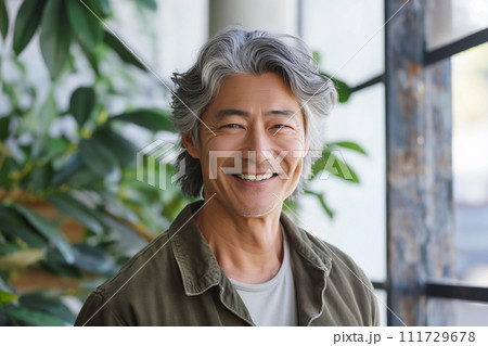 笑顔のシニア男性 111729678
