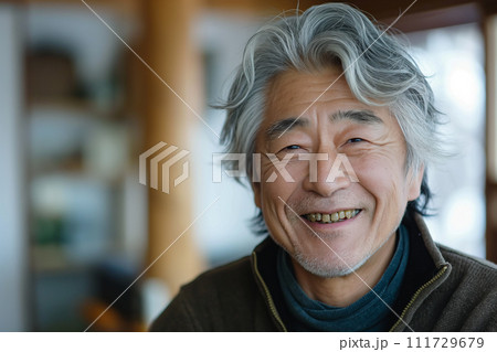 和室にて笑顔のシニア男性 111729679