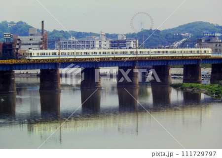 多摩川の旧橋梁を渡る旧4000形、遠くに向ケ丘遊園の観覧車と大階段、1980年4月28日 多摩川の旧橋梁を渡る旧4000形、遠くに向ケ丘遊園の観覧車と大階段、1980年4月28日 111729797